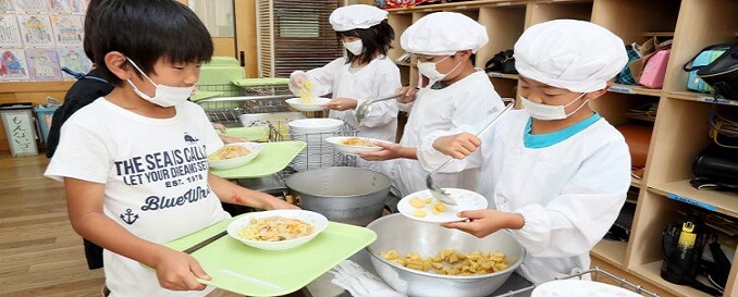 students serve the dish of Kyushoku